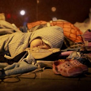 Viele obdachlose Vietnamesen müssen auf Bürgersteigen schlafen und zittern gegen die brutale Kälte